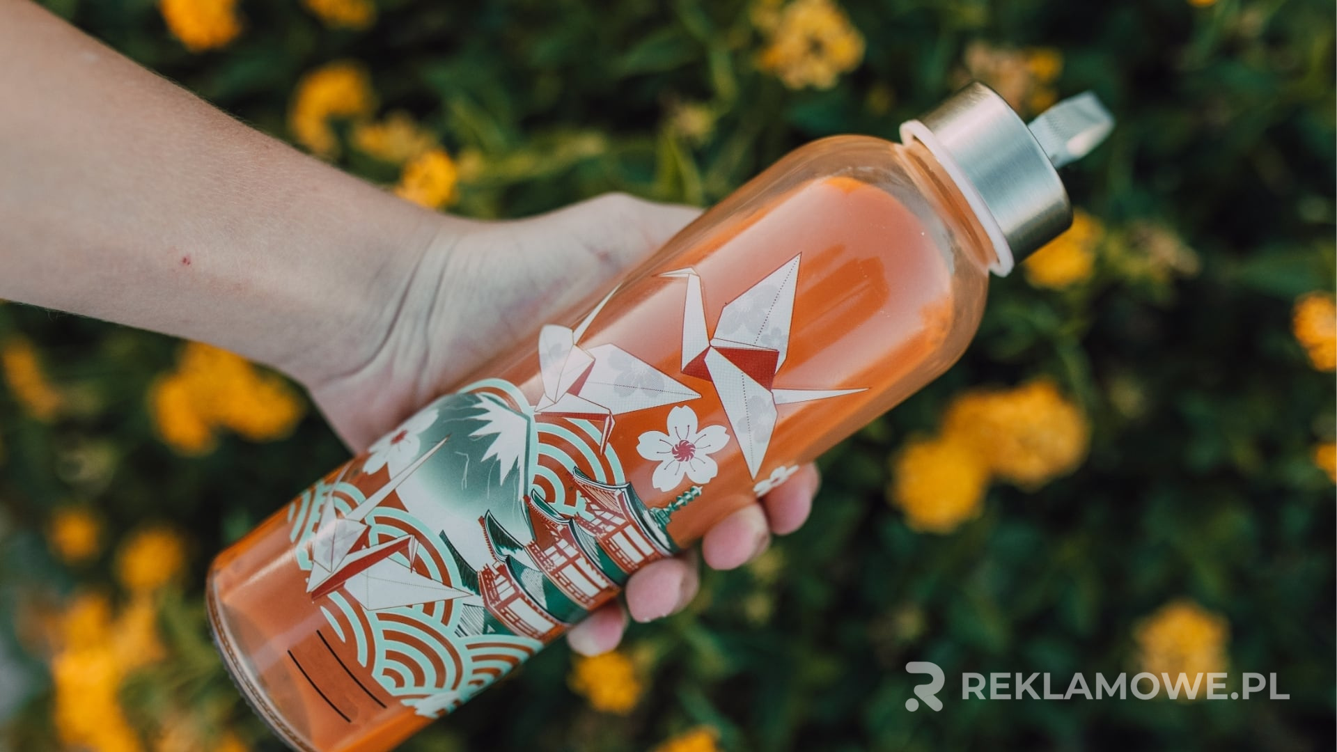 Bidon reklamowy jako ekologiczna alternatywa dla plastiku jednorazowego