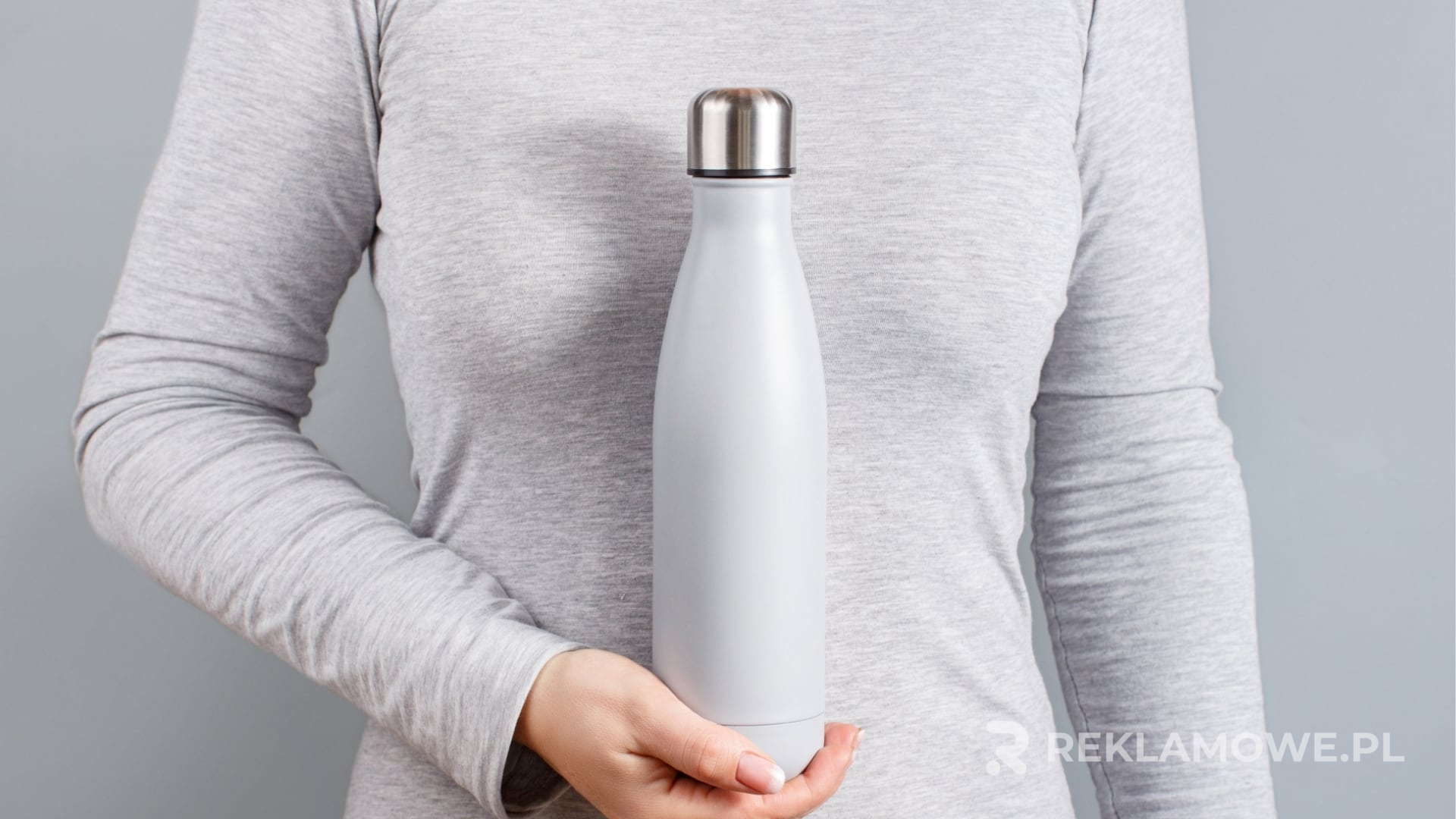 Bidon reklamowy na tle sprzętu sportowego