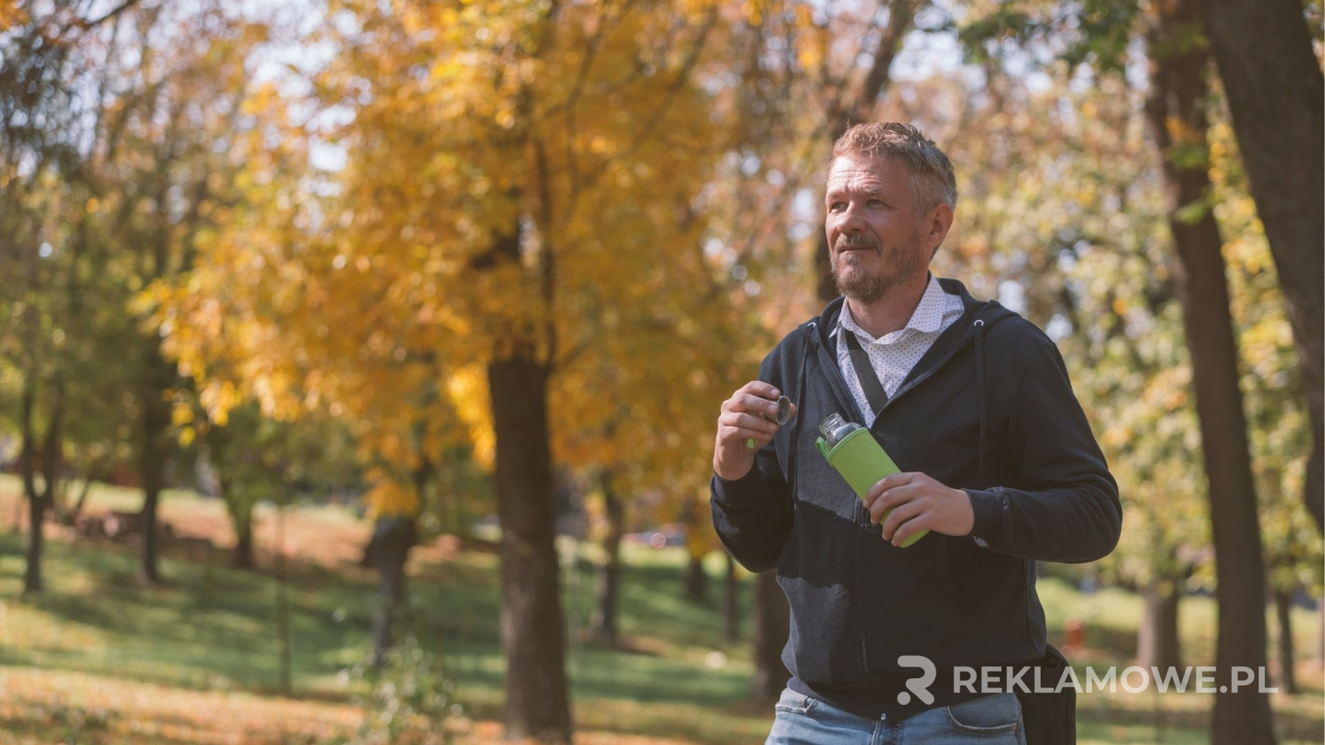 Jak zaprojektować bidony reklamowe, które wyróżnią Twoją markę Kreatywnie zaprojektowane bidony reklamowe