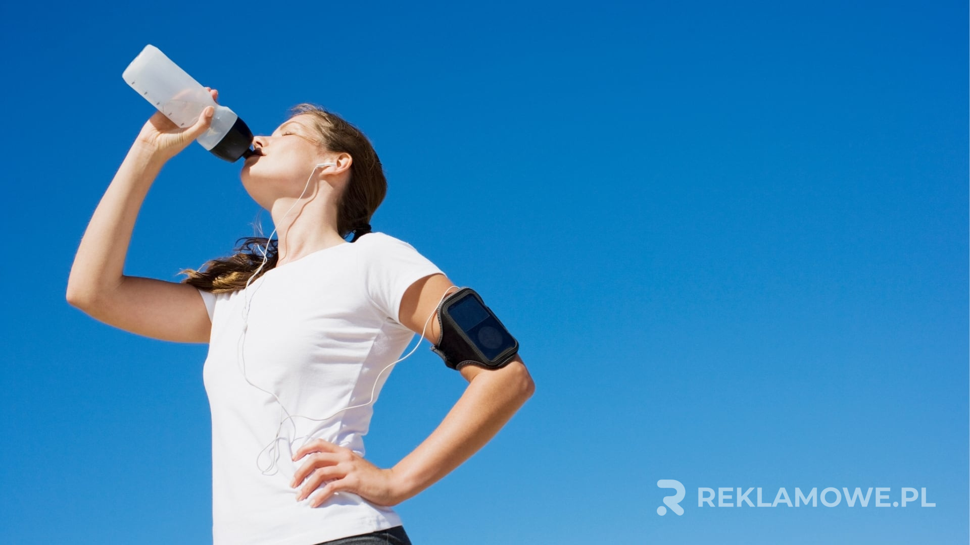 Proces produkcji bidonów reklamowych w fabryce