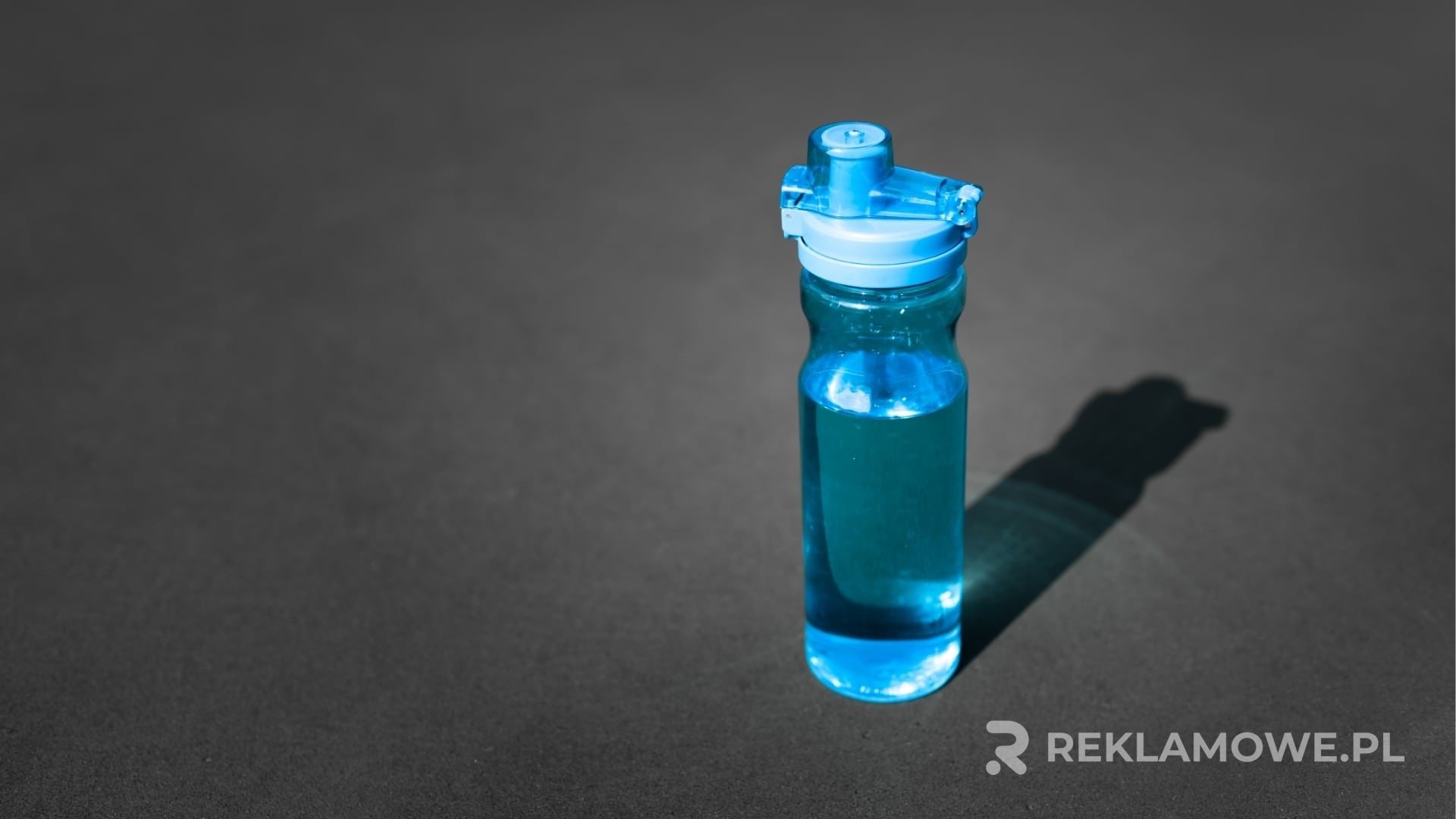 Bidon reklamowy leżący na stole w biurze